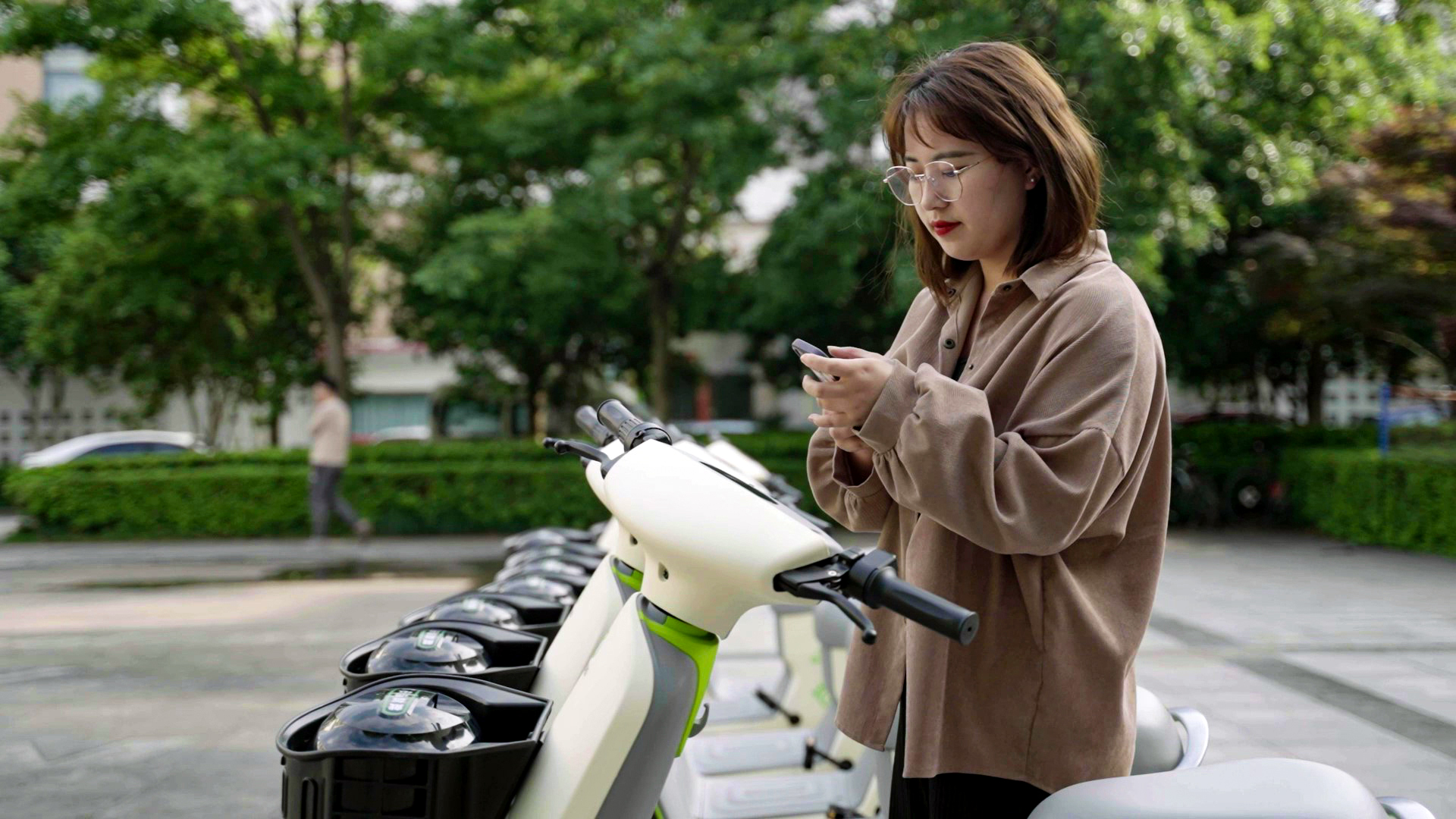 打工人使用共享電單車